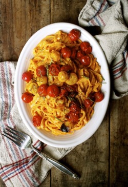 vegan-yums:  Cheesy vegan pasta with cherry tomatoes / Recipe