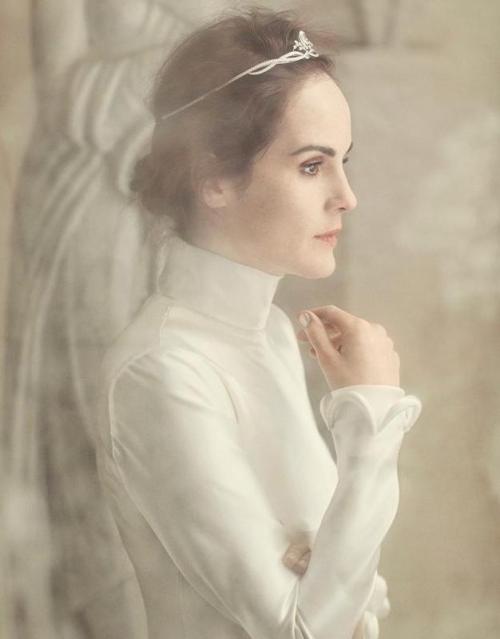 luxe-pauvre:Michelle Dockery by Richard Phibbs for Town &amp; Country, December 2017