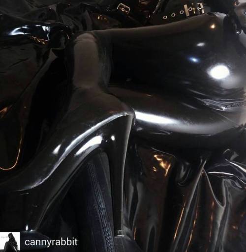 Credit to @cannyrabbit : Sunday! #selfie #rubber #latex #shooting #fetish #fetishphoto #mask #rubbe