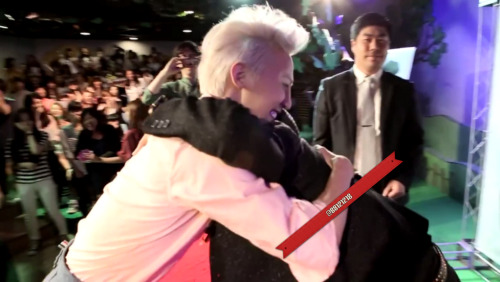 yellow-sprout: gd kissing seungri’s hand and hugging him lol capped by: @88121218
