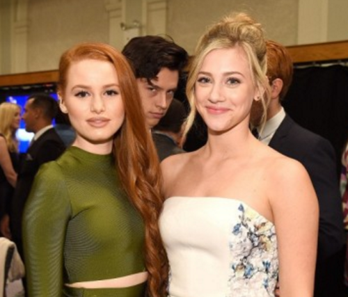 celesteondeck:  betty-and-jughead:  When Cole Sprouse photosbombs Lili and Madelaine’s photo x