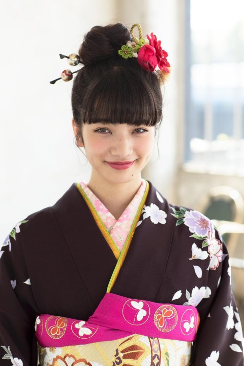 taishou-kun:Komatsu Nana 小松菜奈 modelling for Kyoto Kimono Yuzen 京都きもの友禅 - Japan - November 2016Source