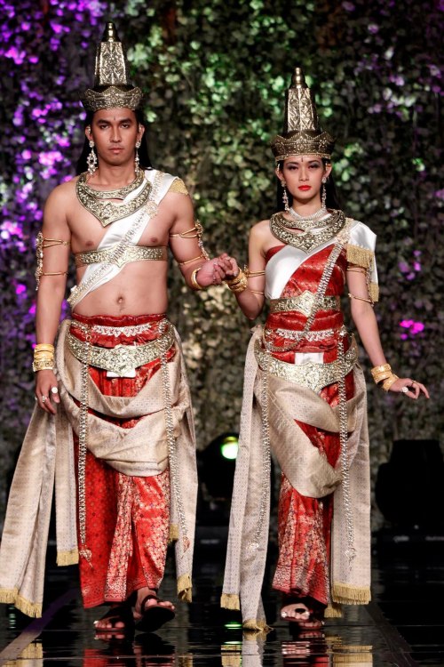 Javanese couple with hindu majapahit clothes