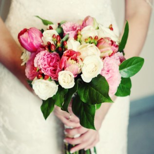 A Real Bride Naomi aka  Mrs. Fancee describes how she DIY&rsquo;d her own wedding flowers a
