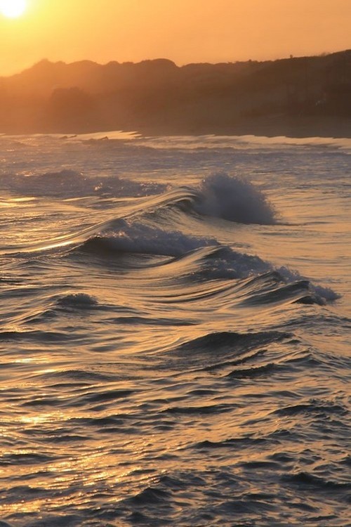wonderous-world:  Rolling Waves by Bart Ceuppens
