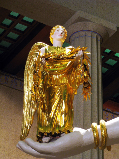 The goddess Nike (Victory) at Pallas Athena´s hand, Parthenon of Nashville