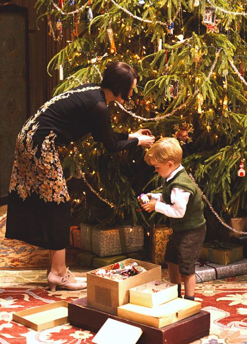 2old4this8:Mary and George + the Christmas tree, Downton Abbey Christmas Special promotional still