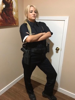 blondie-cat:  Do y'all think my friend would be the slutty kind of a cop we all want to get pulled over by? 💦😍