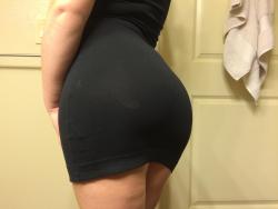 Awsome Big Ass,Big Pussylips Peak !!!!!!  Very Sexy !!!!