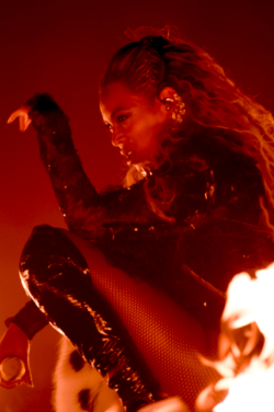 danceivyou:  Beyoncé performs at the 2016
