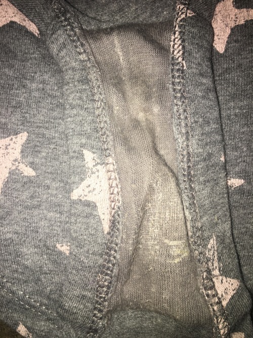 estebanhazit:GFs cousins panties!! Lovely aroma of pussy