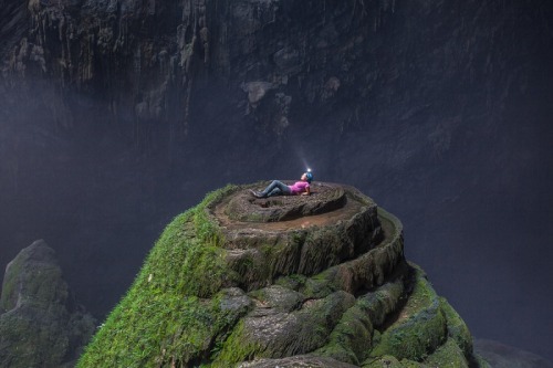 domialcubo:  La cueva vietnamita más grande del mundo se mantuvo oculta en la profundidad de los bosques del Parque Nacional Phong Nha Ke Bang hasta 1991 y tiene su propio río, selva y clima.Los exploradores Howard y Deb Limbert tardaron un año en