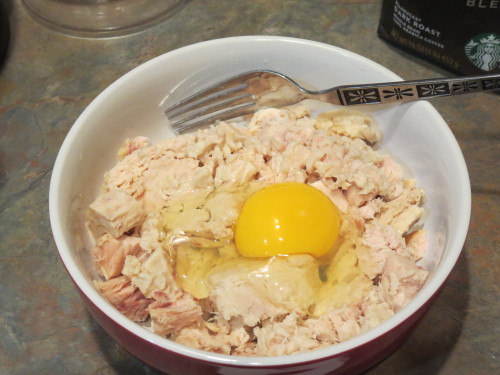 caffeinatedcrafting:Tuna Patties3 Cans of Tuna1 EggBread crumbsOnionGarlicOilJalapenos (Optional! I 