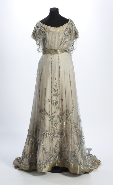 glitterofthepast:Dress that belonged to Grand Duchess Maria Pavlovna the Younger, by Lamanova.Credit