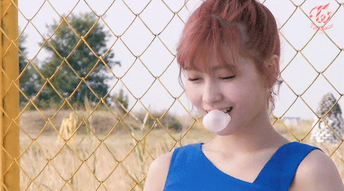 jeongyeon:  Momo in Lane1 making