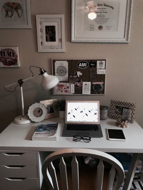 abbystudiestherapy: This is the last picture of my desk set up like this But it’s okay! The house I’