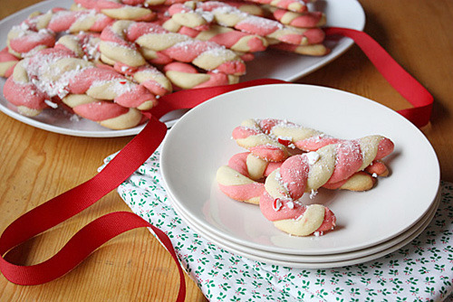 sketchinfun:  thecakebar:  Candy Cane Cookies Tutorial {click link for full tutorial}