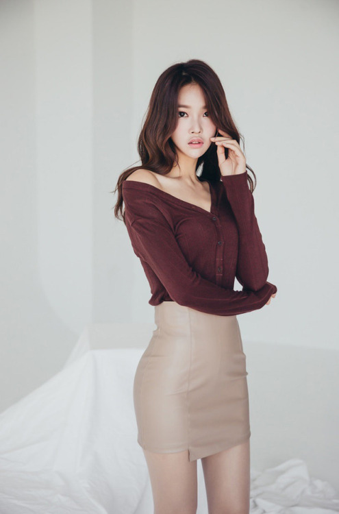 Park Jung YoonTan Leather SkirtFull Set @ https://parkjungyoon.blogspot.ca/2018/02/park-jung-yoon-ta