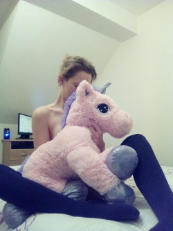 pickle-pippa:  Daddy bought me a giant unicorn 😍