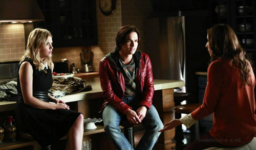 dangerous-g-a-me:   Pretty Little Liars 4x10 - The Mirror Has Three Faces    