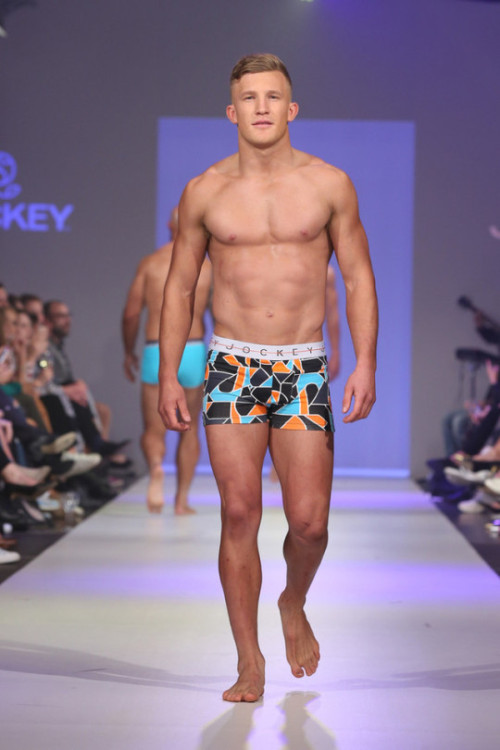 jock-y:Sexy guy on the JOCKEY catwalk