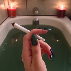 paradisiak: Dub in the tub 💚   IG: qaradisiak 