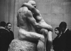 last-picture-show:  Elliott Erwitt, (The Kiss (Le Baiser), Tate Gallery, London, 1993