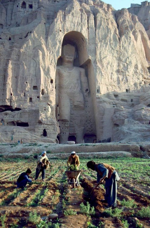 aiiaiiiyo:Farmers beneath the 4th-5th century Great Buddha at Bamiyan, Afghanistan, 1992 (destroyed 