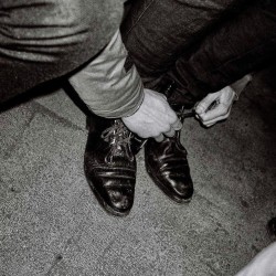 jakobhetzer:  My hands and shoes by @johanlovis.