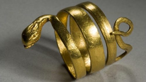 historyarchaeologyartefacts:Golden serpentine spiral ring. Roman or Ptolemaic Egypt, 1st century BC.