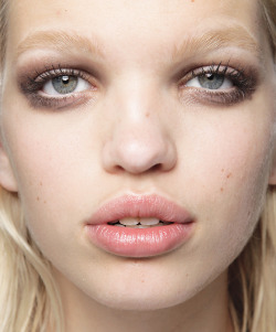 telojuropordior:  daphne groeneveld at lanvin