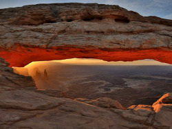 ambient-entropy:  the Mesa Arch in the Canyonlands.