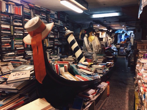 yourshouldersarefrozen:Acqua Alta book shop in Venice, Italy