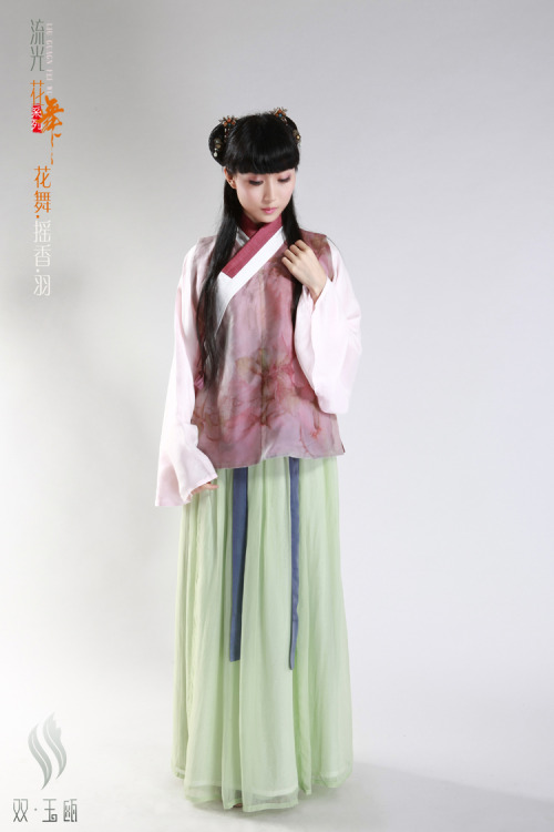 fouryearsofshades: (via 【孤品】花舞·摇香· 羽【流光花舞】 双玉瓯.女装 汉服 比甲-淘宝网) Model 周玲 双玉瓯 shyuo