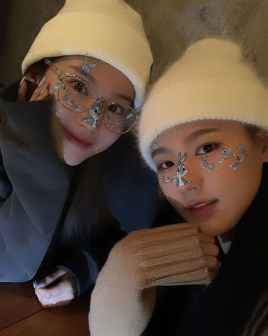 201113 / official_g_i_dle: 내 친구 사나👩❤️💋👩💝
