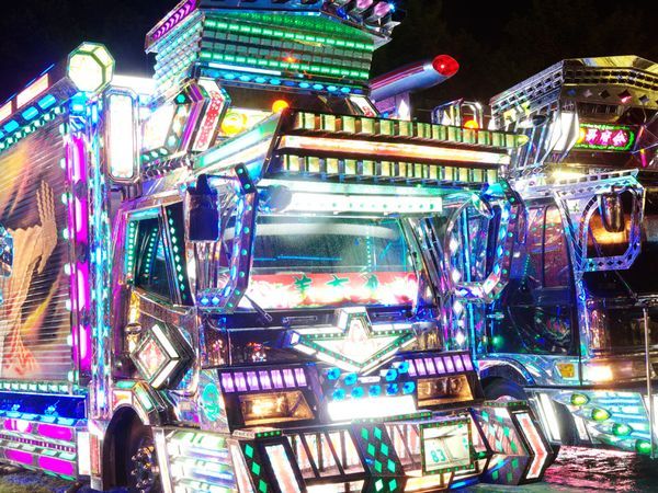 odditiesoflife:  The Amazing Dekotora Trucks of Japan Covered in chrome and gleaming