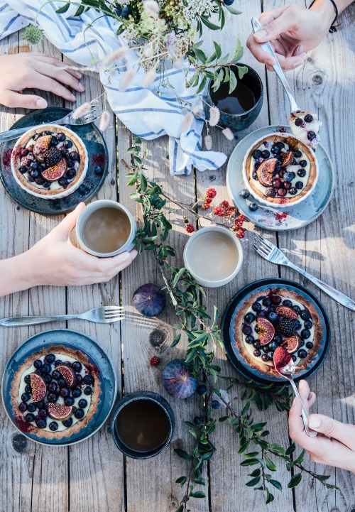 sweetoothgirl:  Gluten Free Mini Tarts w/ Vanilla Pudding, Blueberries and Figs