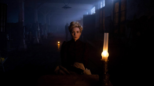 Evelyne Brochu in the prestigious French production PARIS POLICE 1900. Starting April 8, 2021 on ici