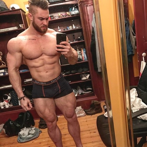 whitepapermuscle:Chris Bumstead