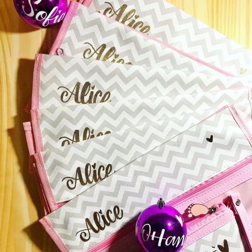 Mais uma personalização linda pra pequena Alice ❤️ #letteringbrasil #caligrafiaartisti