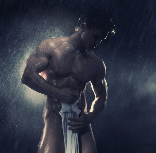 marinebuzz:  rainshowers  No story, just a stunning image, and one I&rsquo;d love to hang on my 