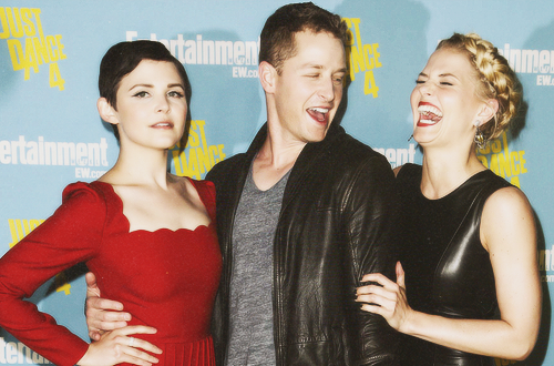 swanbug:   #omg imagine the charmings trying to take a family photo #emma look at