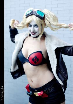 Cosplayandgeekstuff:    Nymeria Cosplay (France) As   Bombshell Harley Quinn. Photos