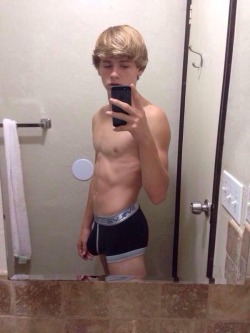 cuteguyscollectionblog:  Cute | Blonde | Boxers | Boy