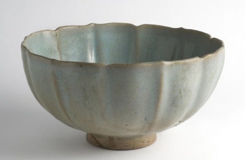 aleyma:Jun ware bowl, made in China, 13-14th century (source).