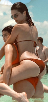 XXX lonelytimes07:Kendall & Kylie Jenner photo