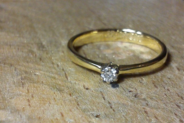 klassischer verlobungsring goldring und diamant