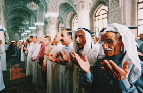 aliirq: Muslims pray during the Friday prayer. April 25, 2003 in Baghdad, Iraq.