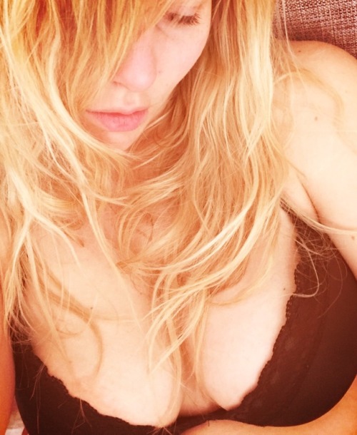 misssweetdk: I’m missing your skin, touch, hugs, kisses and your kind words how you want me.. 