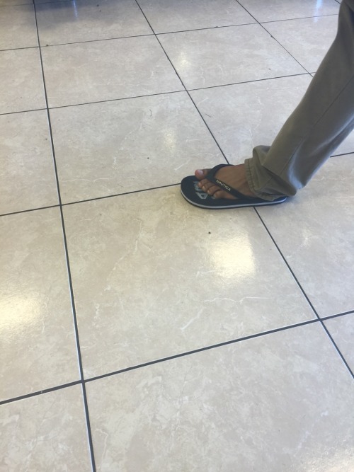 topsofmalefeet:  beardedblackawesome:  Some random candida caught in the field. topsofmalefeet  Reblog and enjoy  Very good candid pictures thanks